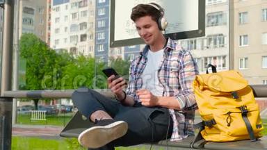 夏天，男人坐在长凳上，背着一个黄色的背包。 现代街头风格